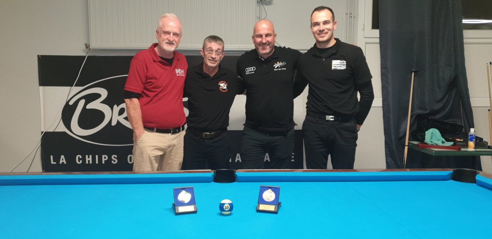 Les 4 demi-finalistes devant une table US